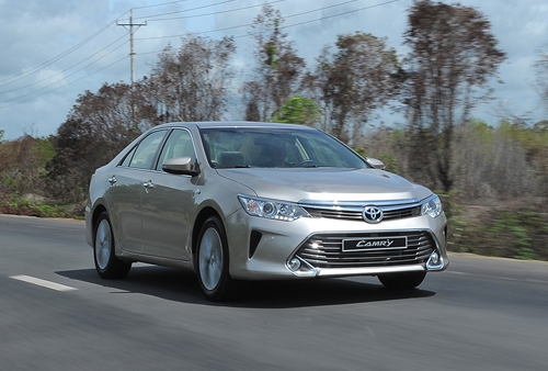 Toyota Camry trong buổi thử nghiệm tại Vũng Tàu năm 2014. Dòng sedan cỡ D này duy trì doanh số ổn định trong phân khúc. 